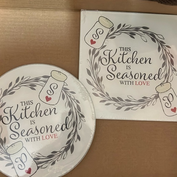 New Set Round & Square “This Kitchen is Seasoned with Love” Glass Cutting Boards - Picture 6 of 7